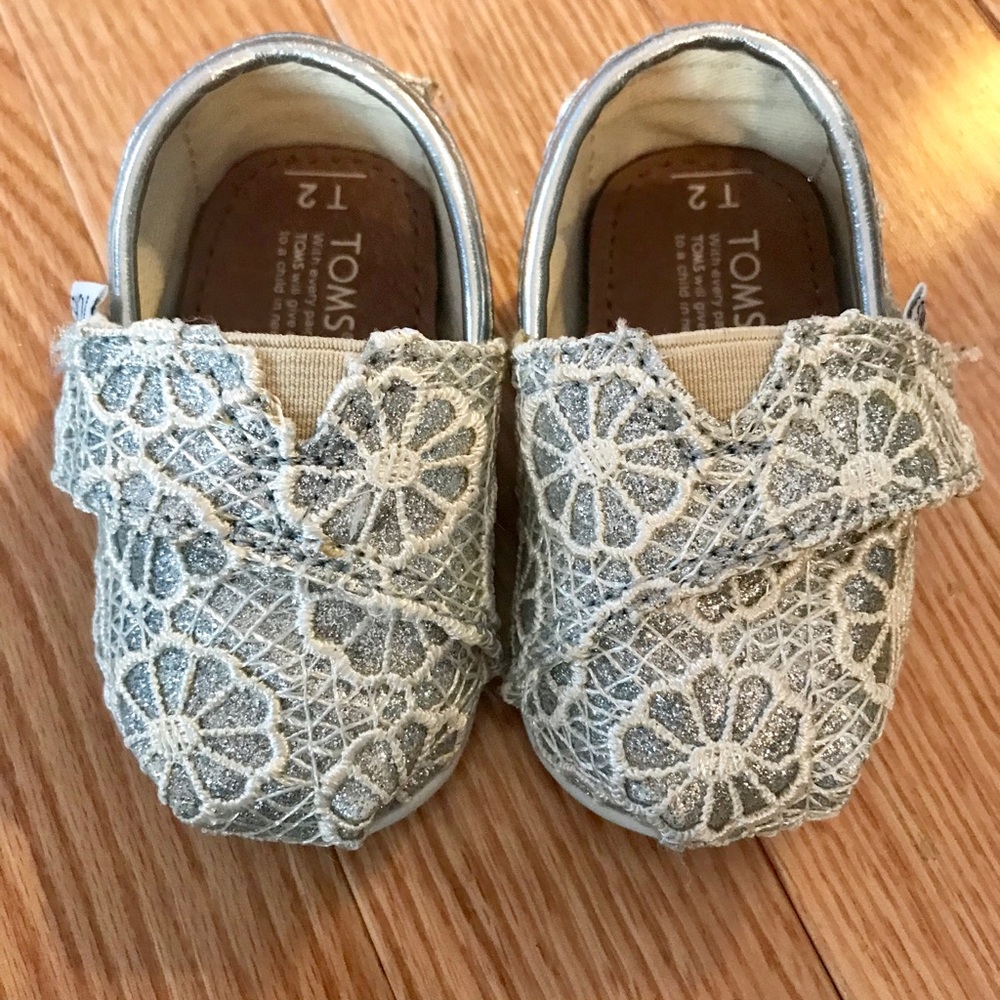 Toms silver sparkle crochet flower baby flat